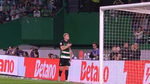 Recebeu ovação estrondosa, bateu no símbolo e abraçou Amorim: Harder 'superstar' após ser substituído