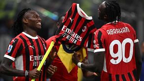 A polémica celebração de Fofana e Rafael Leão com camisola do Milan... em bandeirola do Inter