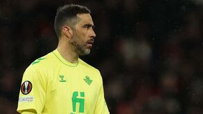 Claudio Bravo disposto a deixar reforma para ajudar Barcelona