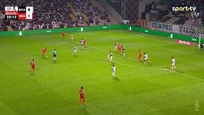 Meia distância de Kökçü volta a fazer estragos: o segundo golo do Benfica no Bessa