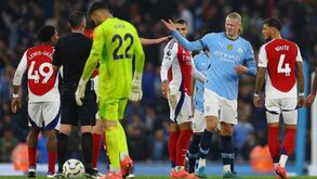 Haaland desvairado atirou a bola à cabeça de Gabriel Magalhães e insultou Gabriel Jesus