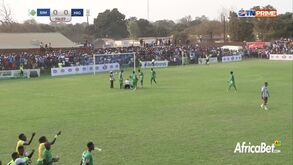 Árbitro auxiliar marcou penálti inexistente: jogo foi abandonado e juiz acabou suspenso