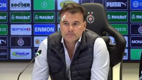 Ultras do Partizan invadem balneário após goleada no dérbi e treinador acaba com rosto ensanguentado