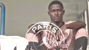 PSG apresenta terceiro equipamento em tons de rosa com portugueses em destaque