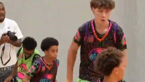 Marca, afunda e desarma como poucos... aos 13 anos: criança de 2,21 metros impressiona