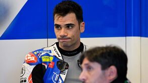 Miguel Oliveira sofreu múltiplas fraturas no pulso e regressa a Portugal para consulta de cirurgia