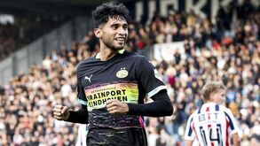 À atenção do Sporting: PSV vence com bis de arma secreta mas perde titular