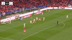 Aktürkoglu marcou de cabeça e nem teve de saltar: Aursnes e Tomás Araújo também em evidência no 2º golo do Benfica
