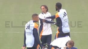 Rüdiger filmado a dar chapadas a roupeiro do Real Madrid durante treino