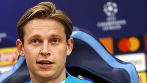 De Jong responde aos rumores sobre salário astronómico: «37 milhões? Está muito, muito longe...»