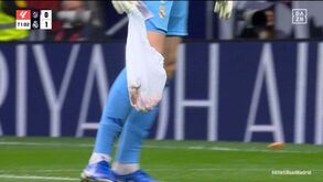 Objetos atirados contra Courtois (incluindo saco com conteúdo desconhecido...) interrompem At. Madrid-Real Madrid