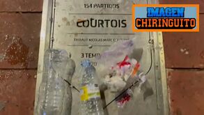 Irreconhecível: adeptos do At. Madrid cospem e vandalizam placa de Courtois após dérbi com o Real