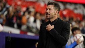 Simeone 'atira-se' a Courtois: «Não é normal comemorar enquanto se provoca os adeptos...»