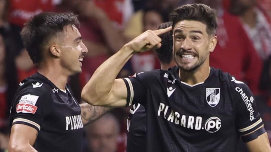 Tomás Ribeiro (à direita) no festejo do golo na Pedreira 