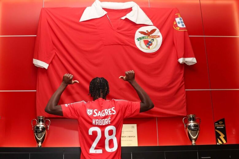 Issa Kaboré pose avec le maillot de Benfica