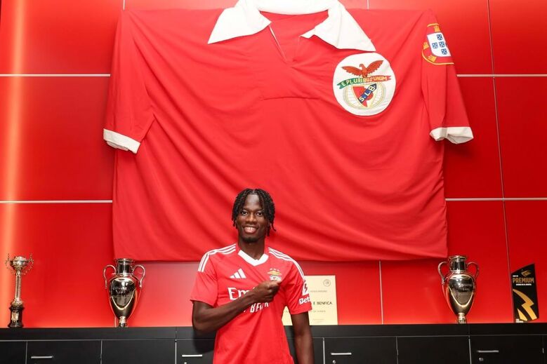 Issa Kaboré montre son nouveau maillot