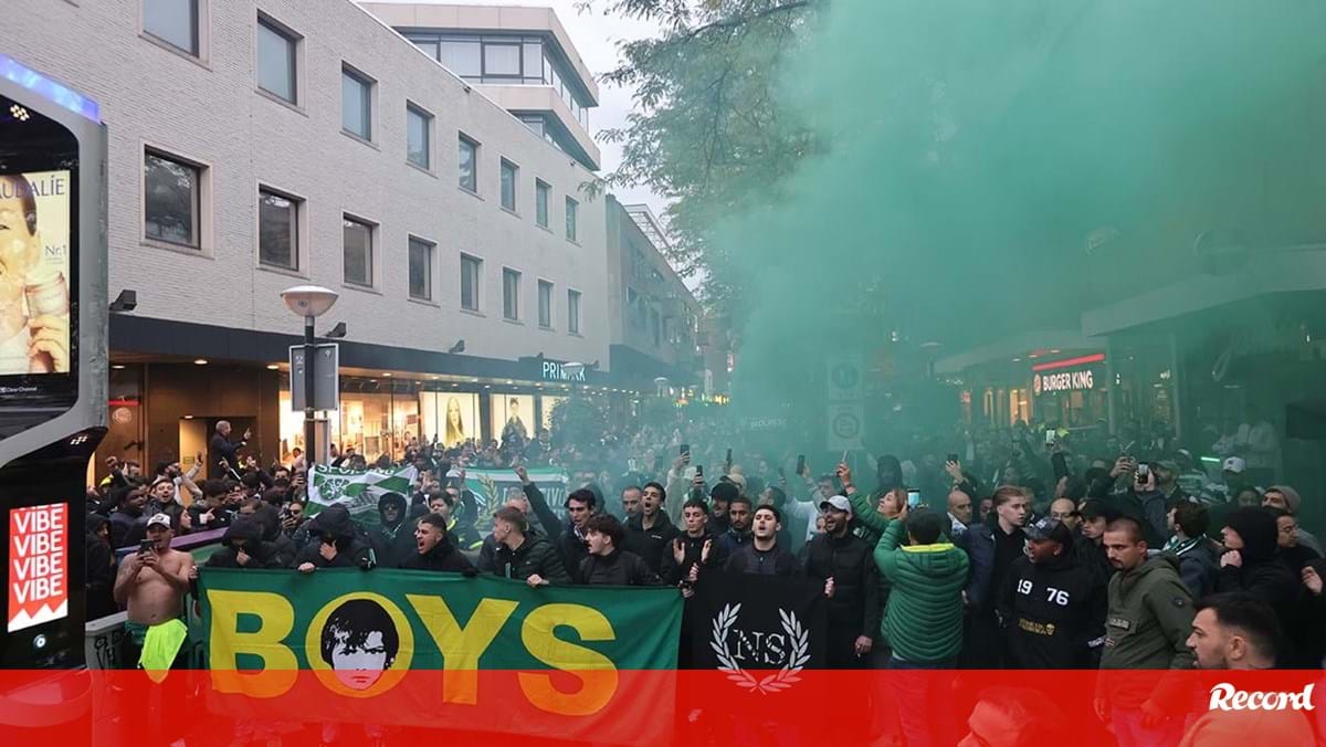 Adeptos do Sporting pintaram praça central de Eindhoven de verde