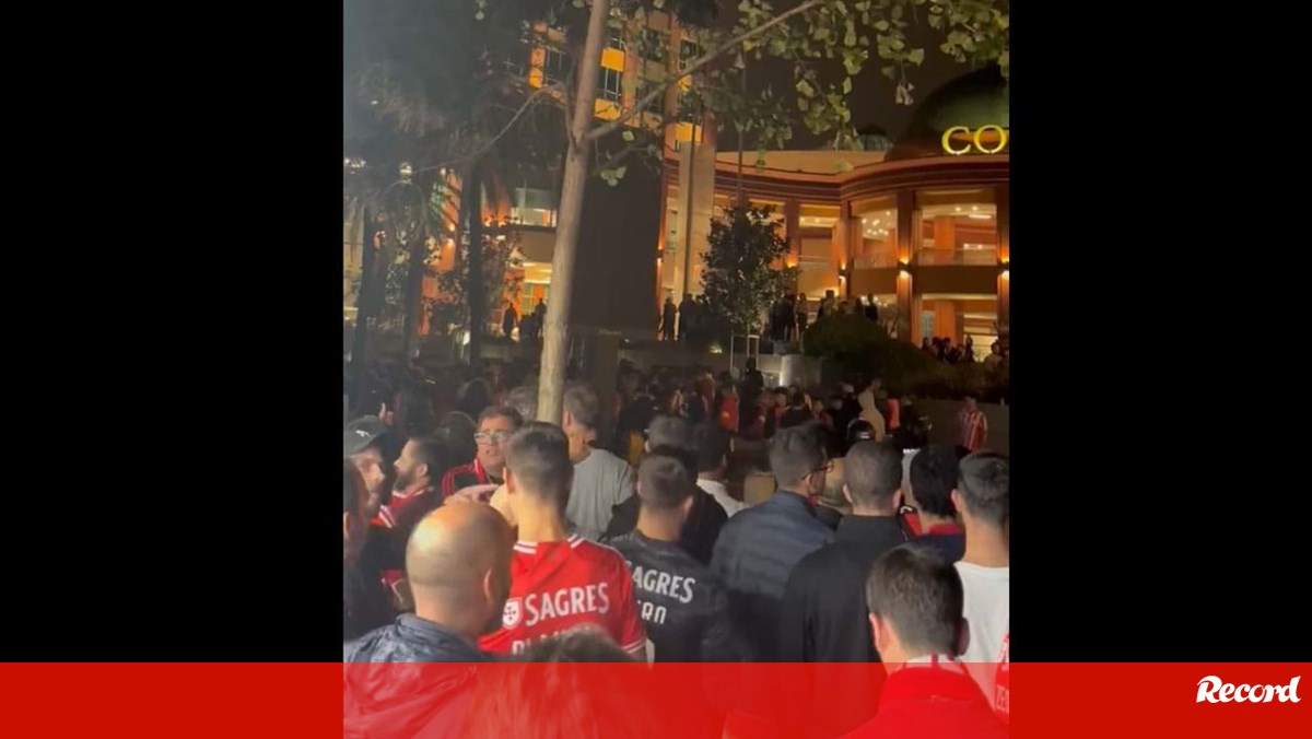 «Félix, Félix, Félix»: benfiquistas não perdoam adeptos do Atlético Madrid à saída da Luz