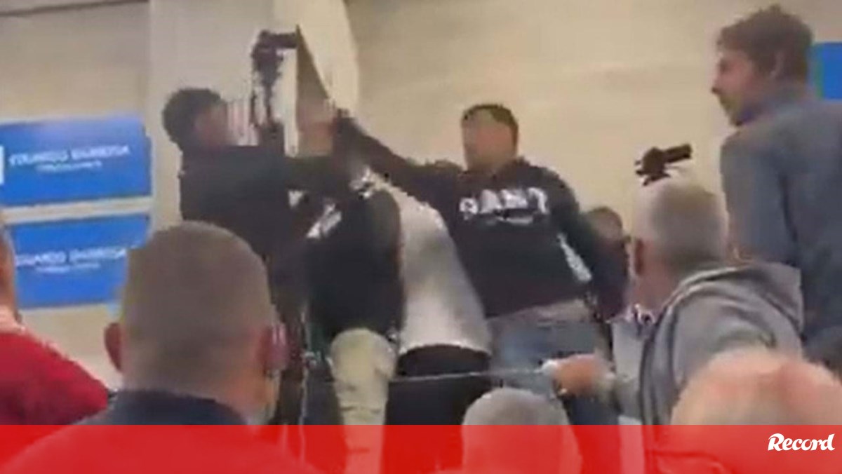 Pancadaria nas bancadas: treinador do V. Guimarães B agredido após ser expulso no jogo com o Paredes