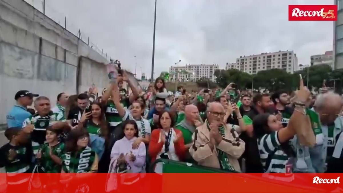 Euforia na chegada do plantel do Sporting a Alvalade