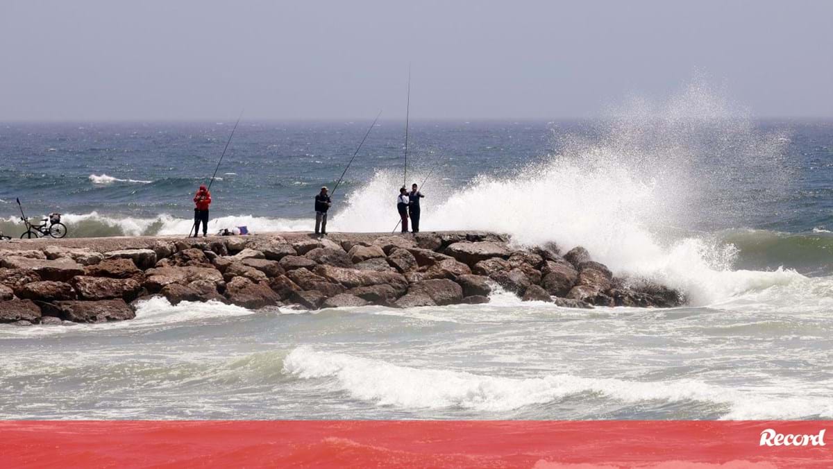 Mau tempo: Proteção Civil de Almada proibe acesso aos pontões da Costa da Caparica