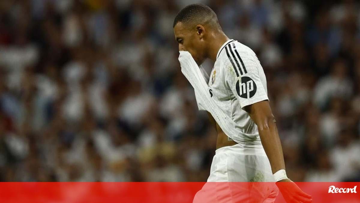 Presença de Mbappé na Suécia causa surpresa: craque visto de máscara e gorro a caminho de uma discoteca