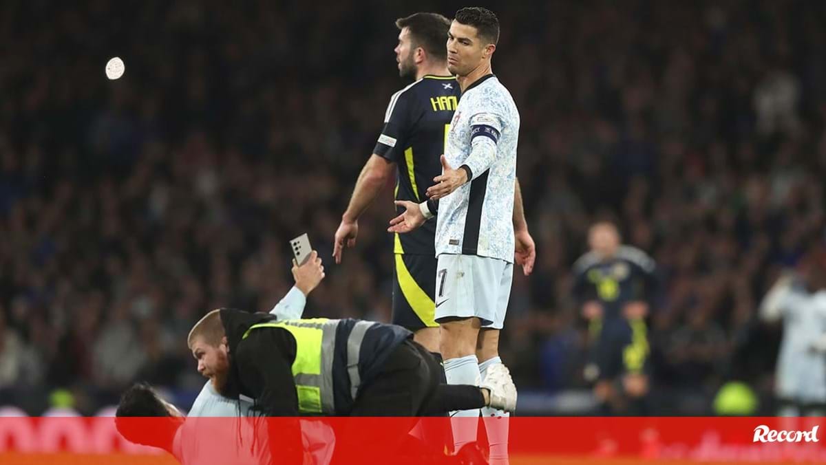 Invadiu relvado para ter foto com Ronaldo, acabou detido e não se arrepende: «Esperei por este momento toda a vida»