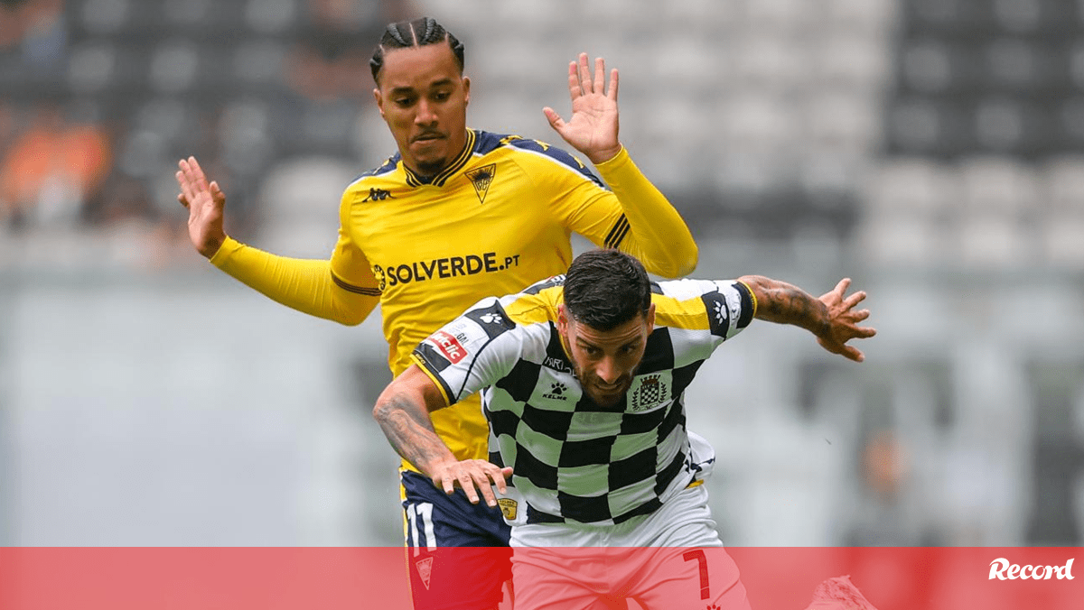 Hélder Costa não vai a Évora