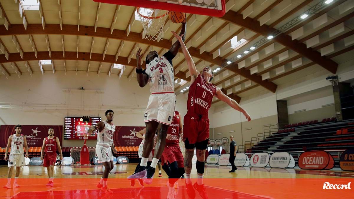 Benfica estreia-se no campeonato com vitória expressiva em Albufeira