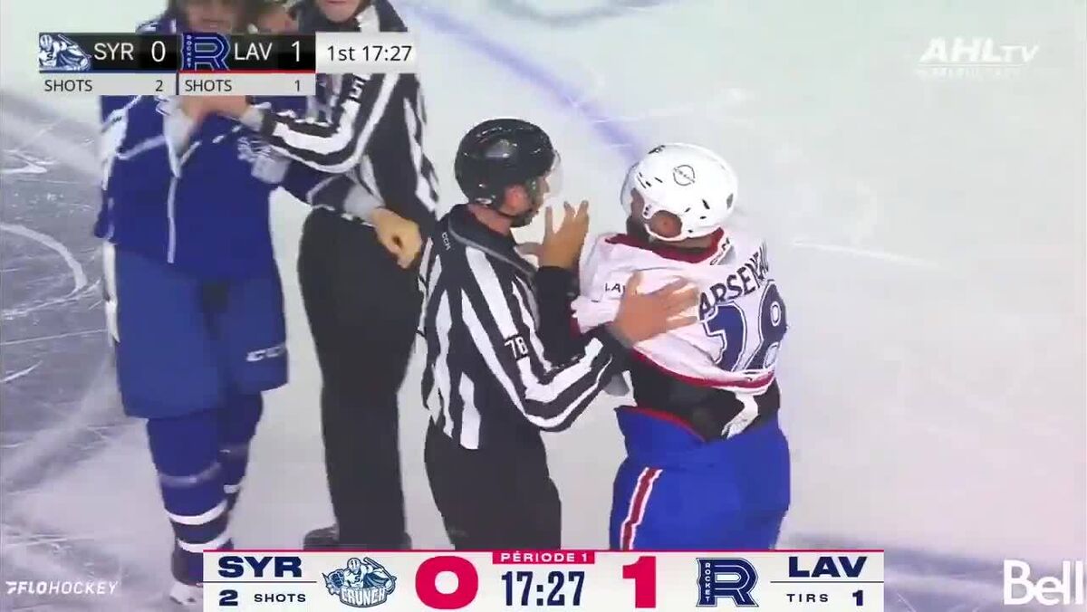 Hóquei no gelo deslocou dedo em luta e... colocouo no sítio logo