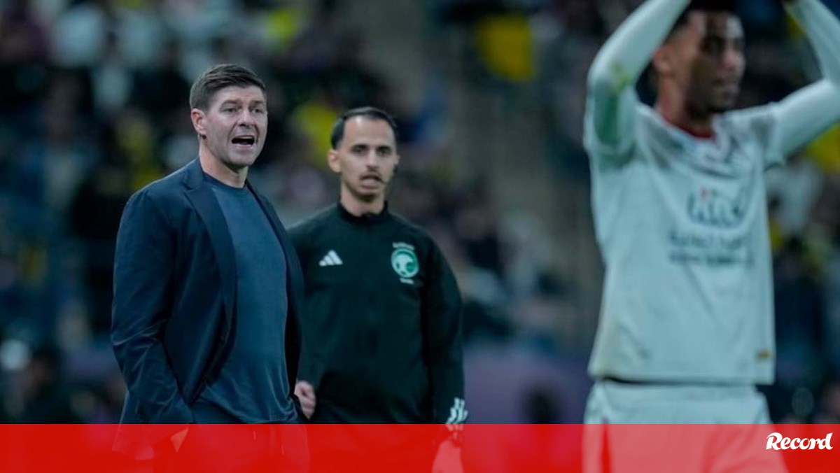 Quem pode... pode: Gerrard muda hora do treino para ver o Liverpool