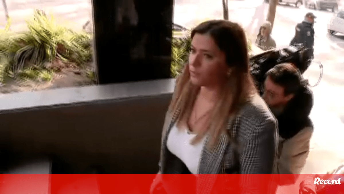 Sandra Madureira em silêncio à entrada do tribunal para o arranque da instrução da 'Operação Pretoriano'