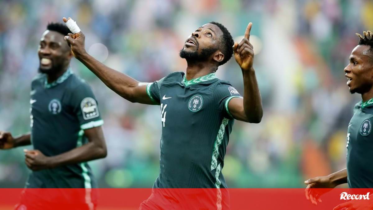 Não está a dar: Iheanacho pode sair do Sevilha já em janeiro