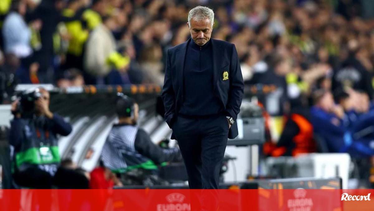 Mourinho volta a atacar a arbitragem das competições europeias: «Sei que é uma batalha que nunca poderei ganhar»