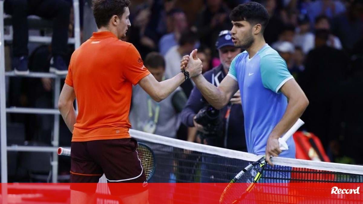 Carlos Alcaraz surpreendido por Ugo Humbert no Masters 1000 de Paris