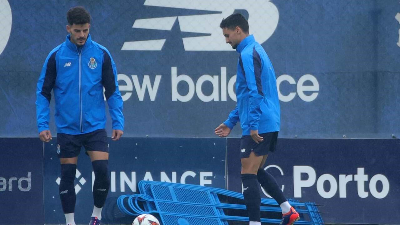 O médio com Zé Pedro no treino de ontem