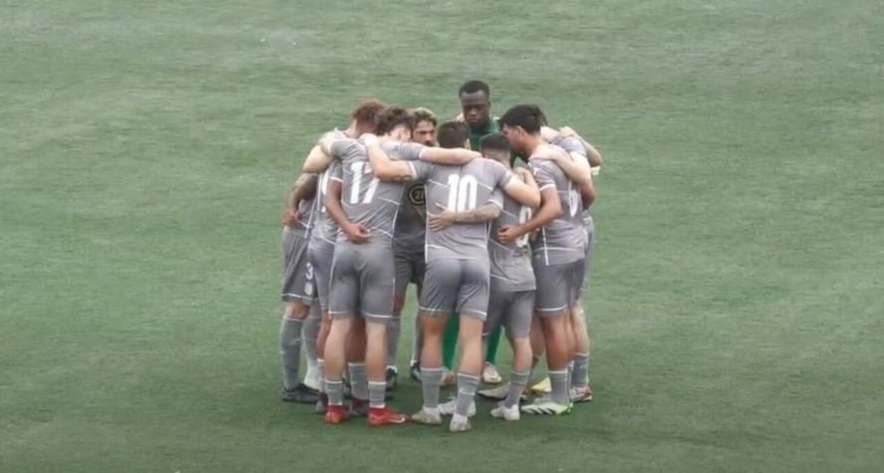 A equipa do Sp. Pombal com o equipamento alternativo... do Alverca, na partida com a formação B dos ribatejanos