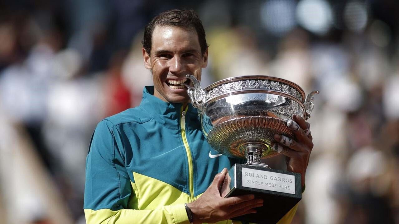 Nadal com o troféu de Roland Garros em 2022, o último Grand Slam da carreira