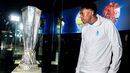 Samu foi ao Museu do FC Porto conhecer um pouco mais sobre as figuras e os feitos do clube que representa desde agosto, mostrando-se especialmente atento às conquistas europeias. Viu Falcão brilhar na final de Dublin, frente ao Sp. Braga, e sorriu ao lado da estátua de Hulk, as duas principais figuras da última equipa dos dragões que conquistou uma competição europeia