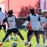 A entrada dura de Kaboré no treino do Benfica que deixou Aktürkoglu com queixas