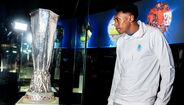 Samu foi ao Museu do FC Porto conhecer um pouco mais sobre as figuras e os feitos do clube que representa desde agosto, mostrando-se especialmente atento às conquistas europeias. Viu Falcão brilhar na final de Dublin, frente ao Sp. Braga, e sorriu ao lado da estátua de Hulk, as duas principais figuras da última equipa dos dragões que conquistou uma competição europeia