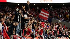 Atlético Madrid baniu adepto que lançou projéteis no jogo com Real Madrid