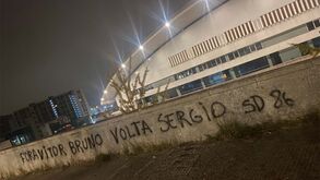 Grafitis de contestação a Vítor Bruno e André Villas-Boas junto ao Estádio do Dragão