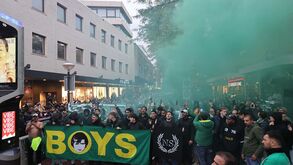 Adeptos do Sporting pintaram praça central de Eindhoven de verde