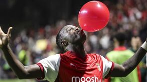 Bruma de balão cheio na querida Atenas