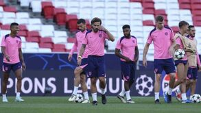 Desvendado o mistério das botas pretas de Griezmann: craque fancês assina pela Decathlon