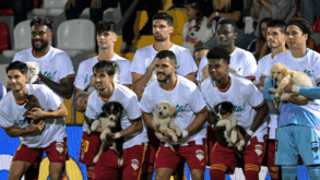 A polémica em torno dos cães que entraram em campo ao colo de jogadores do AVS SAD