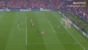 Di María pediu desculpa por não passar a bola