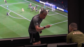 A lição defensiva de Luis Enrique a Mbappé: «Michael Jordan defendia como um filho da p...»