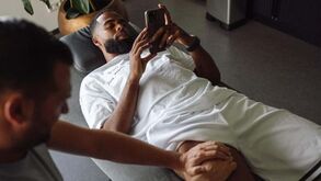 Clínica que ajudou a tratar St. Juste divulga imagens dos bastidores: «Terapia de alto nível»